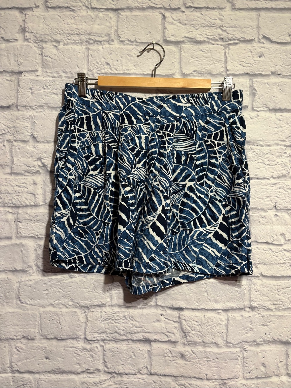 H and M Blue Leaf-Print Women’s Shorts Small